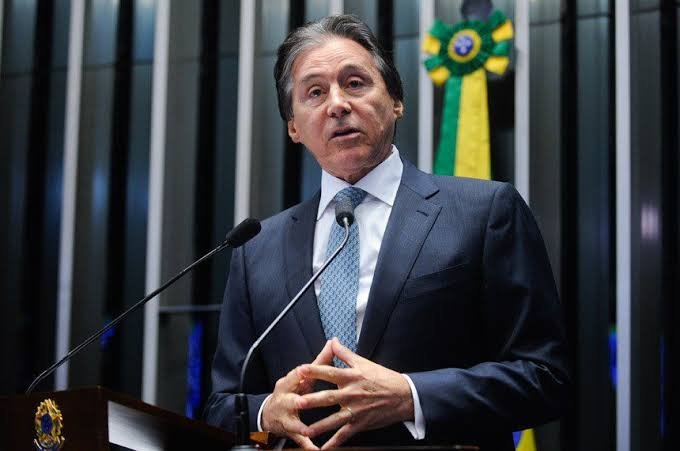 Eunício Oliveira sugere Camilo Santana como alternativa presidencial