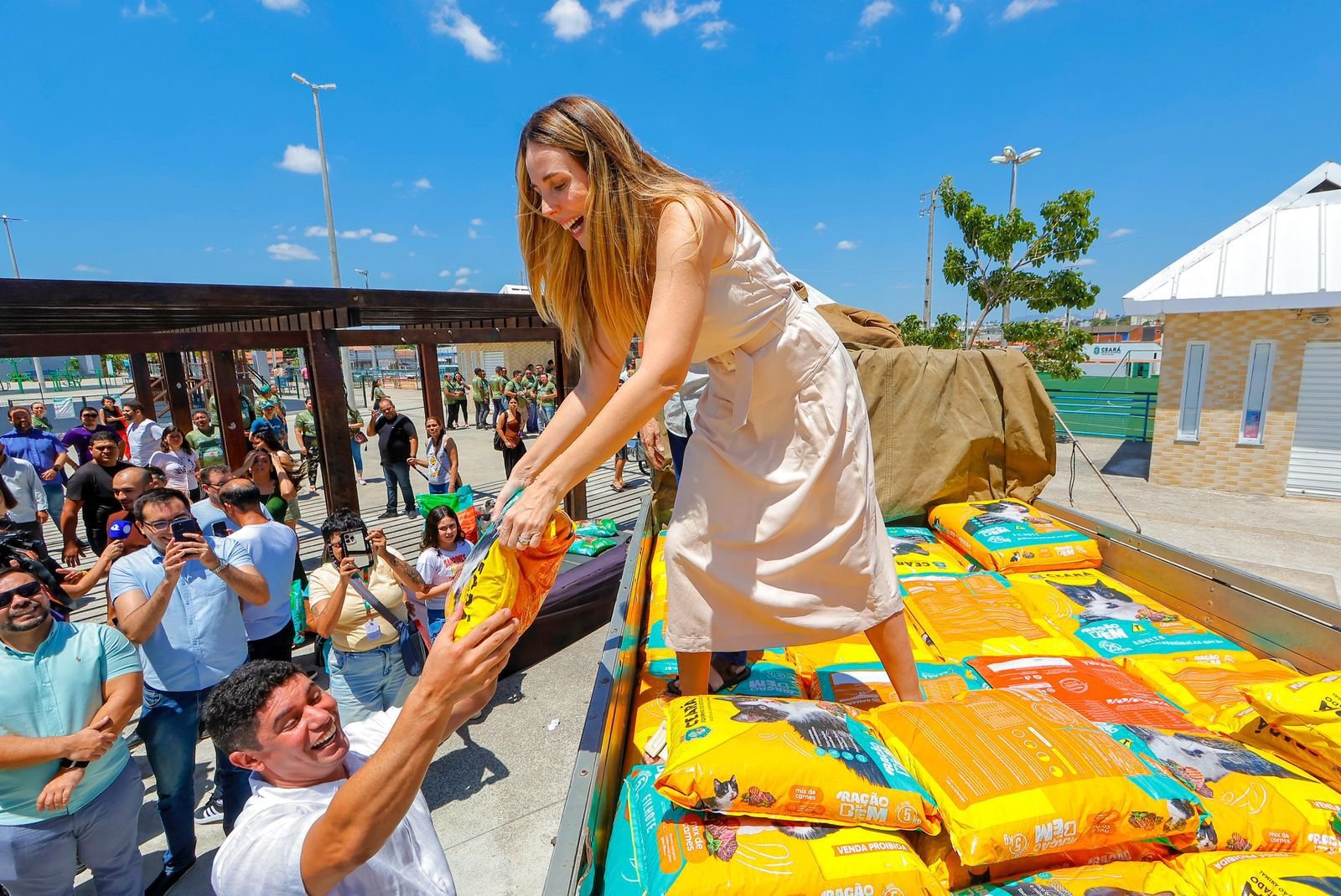 Jade Romero lança Programa Ração do Bem no Dia Mundial dos Animais