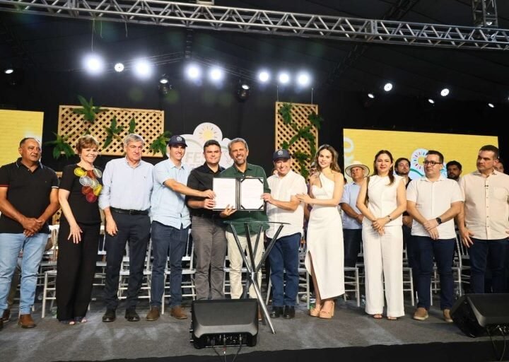 Em Tauá, governador Elmano de Freitas participa de abertura de feira de exposição e vistoria obras