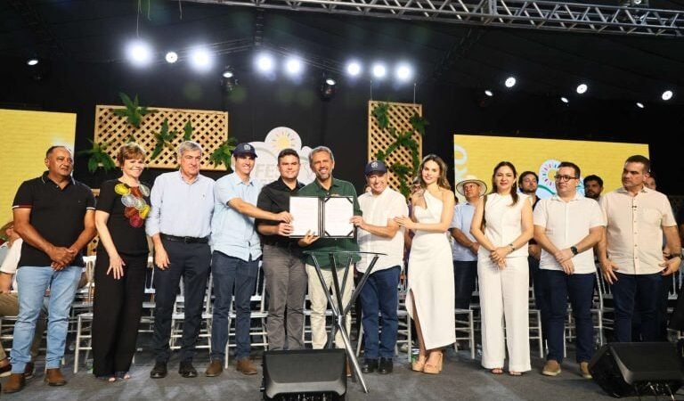 Em Tauá, governador Elmano de Freitas participa de abertura de feira de exposição e vistoria obras
