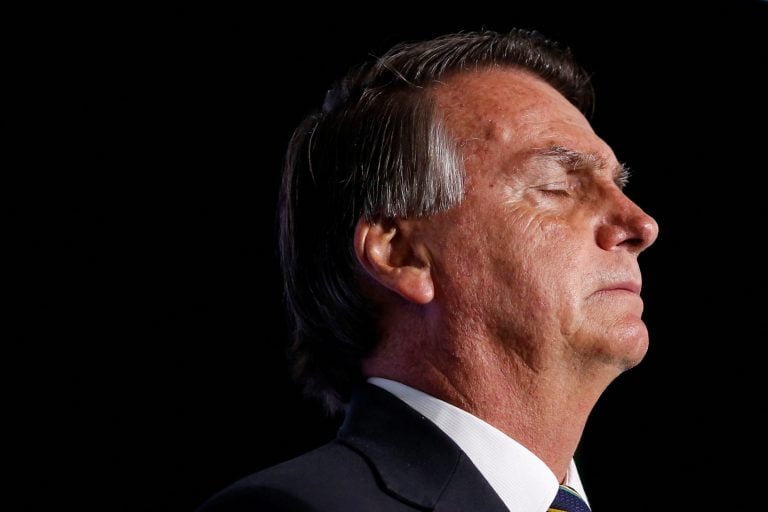Ex-presidente Bolsonaro é preso e levado para Polícia Federal, em Brasília