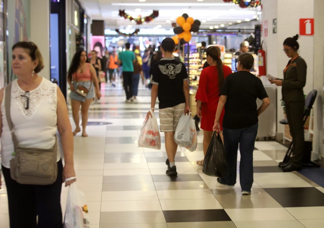 12 milhões de consumidores deixam compras de fim de ano para a última hora, diz pesquisa