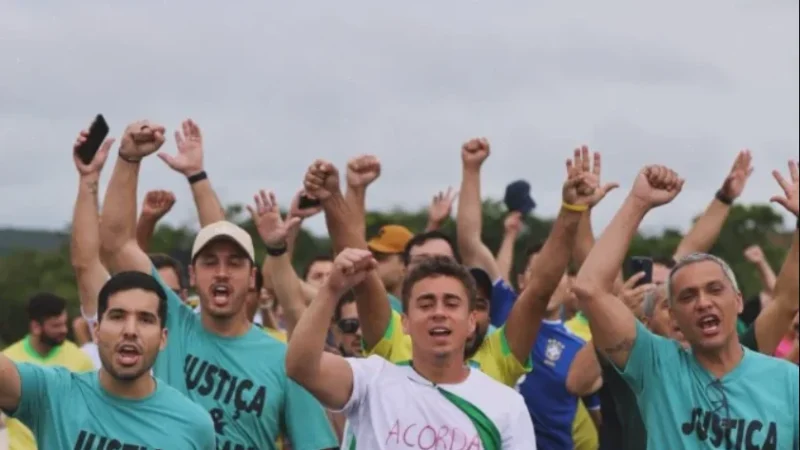 Deputado federal reúne cerca de 100 apoiadores de Bolsonaro em segundo dia de caminhada rumo à Brasília