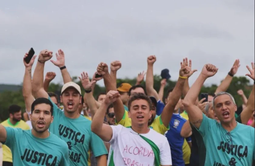Deputado federal reúne cerca de 100 apoiadores de Bolsonaro em segundo dia de caminhada rumo à Brasília