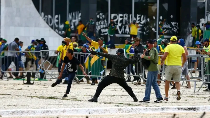 Militância do PT é convocada para ato na Praça dos Três Poderes em memória aos ataques de 8/1