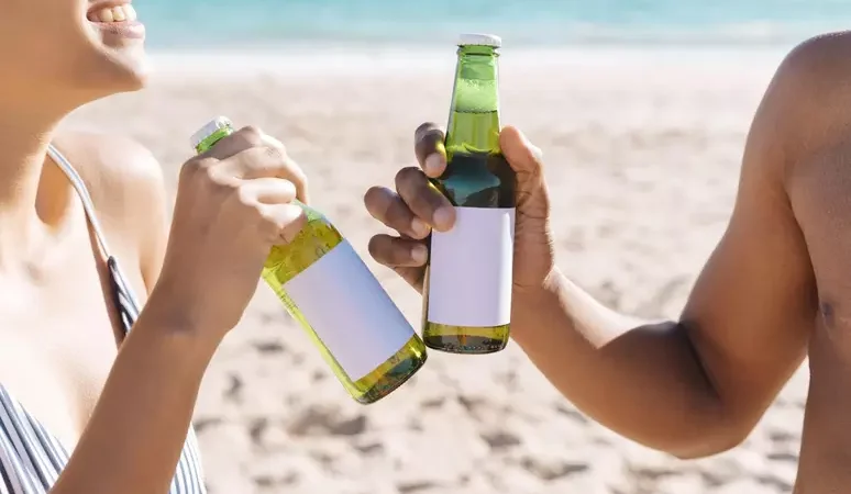Faz mal ingerir bebida alcoólica debaixo do sol na praia?