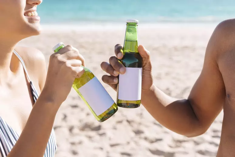 Faz mal ingerir bebida alcoólica debaixo do sol na praia?
