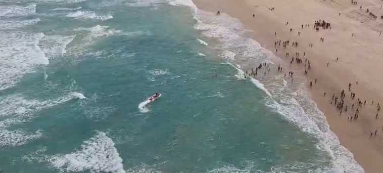 Bombeiros militares salvam quatro vítimas de afogamento na praia da Sabiaguaba