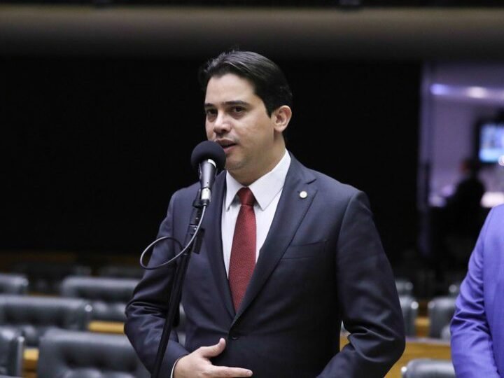 Deputado Júnior Mano vota a favor da PEC 383/2017 e reforça defesa da assistência social