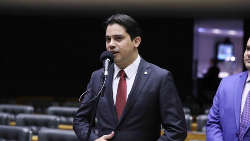 Deputado Júnior Mano vota a favor da PEC 383/2017 e reforça defesa da assistência social