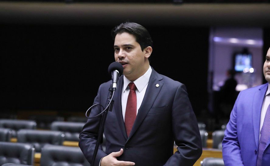 Deputado Júnior Mano vota a favor da PEC 383/2017 e reforça defesa da assistência social