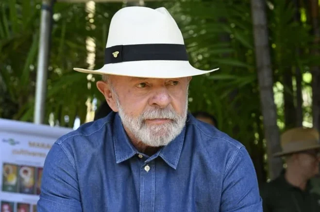 Após cirurgia de pequeno porte, Lula deixa hospital em São Paulo